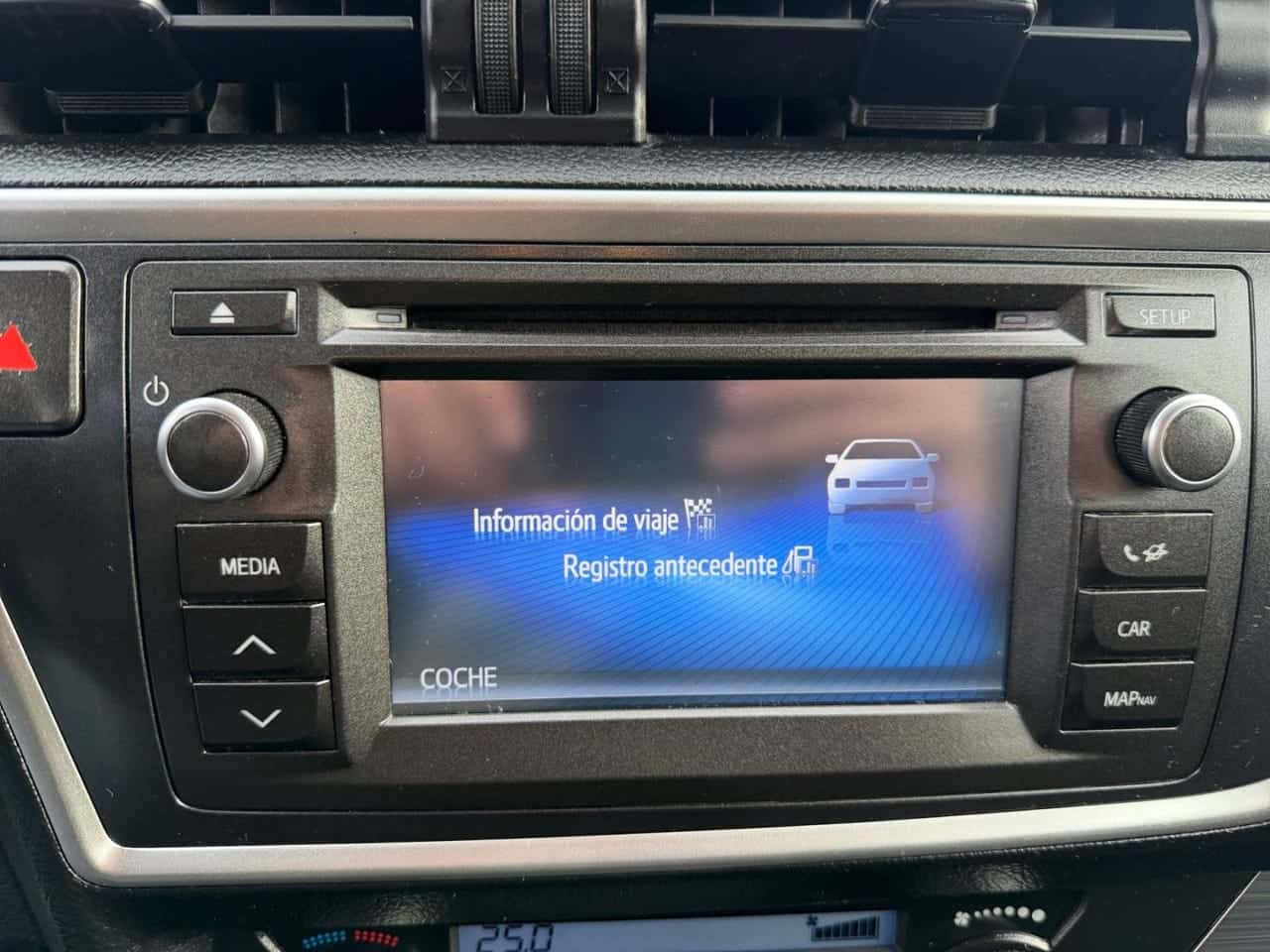 Toyota Auris 1.4 90D Business — foto 18 de 24