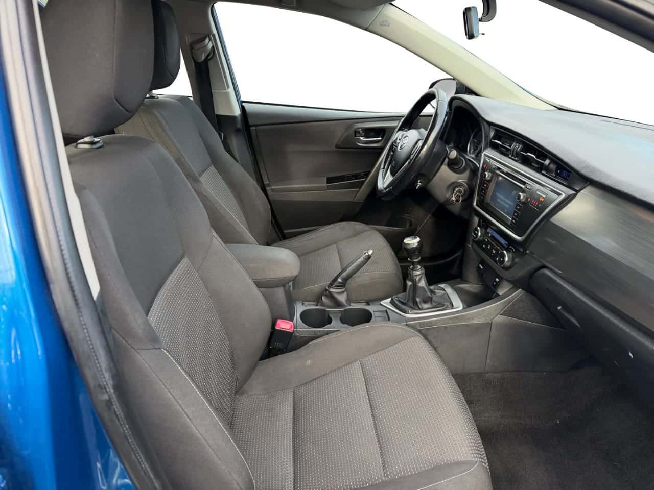 Toyota Auris 1.4 90D Business — foto 15 de 24