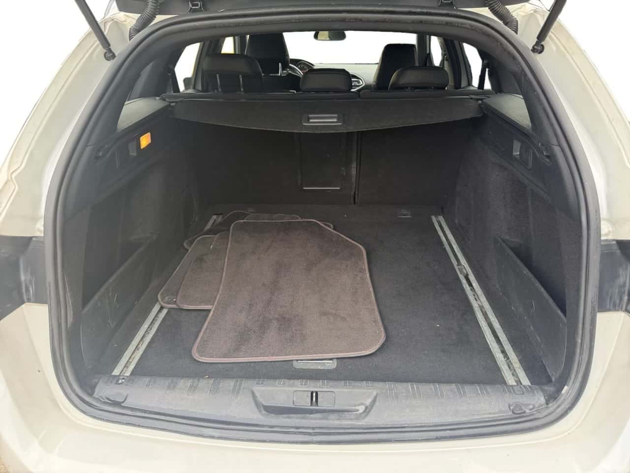 Peugeot 308 SW GT Line 2.0 BlueHDi 110 kW 150 CV — foto 19 de 24