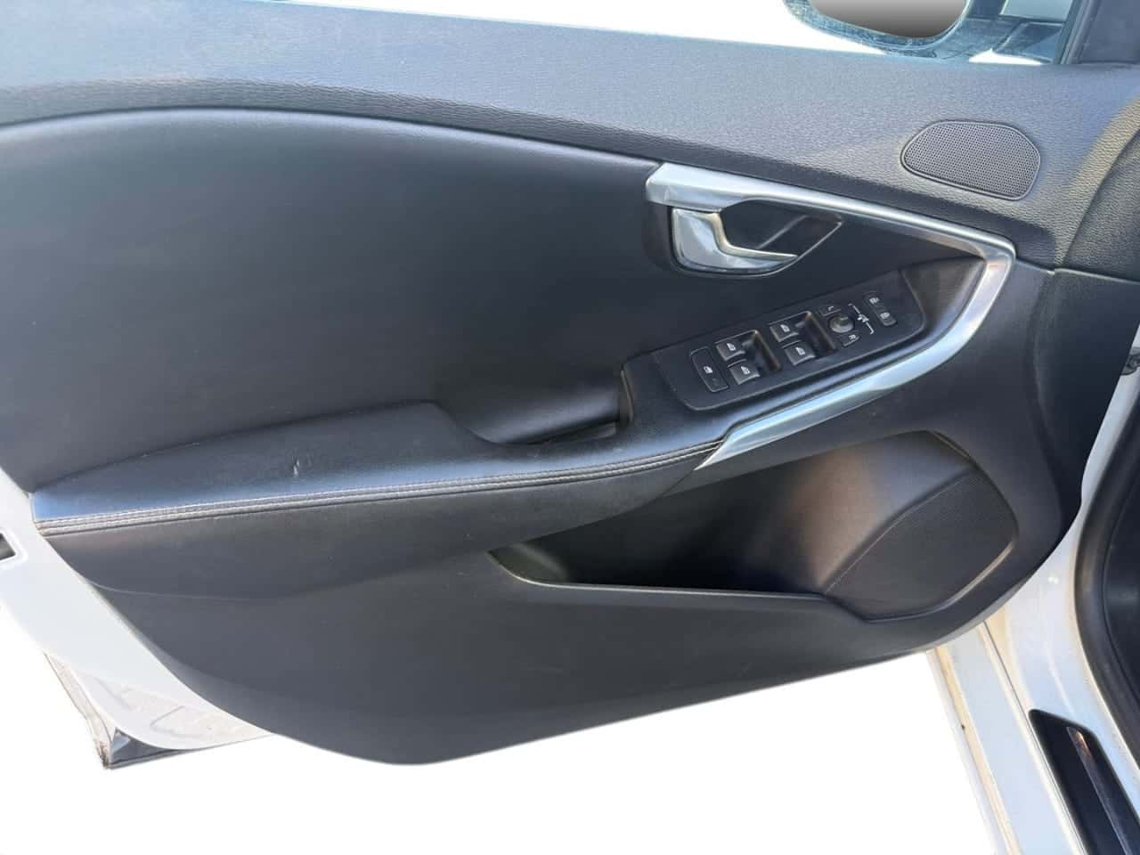 Volvo V40 1.6 D2 RDesign Momentum — foto 11 de 24