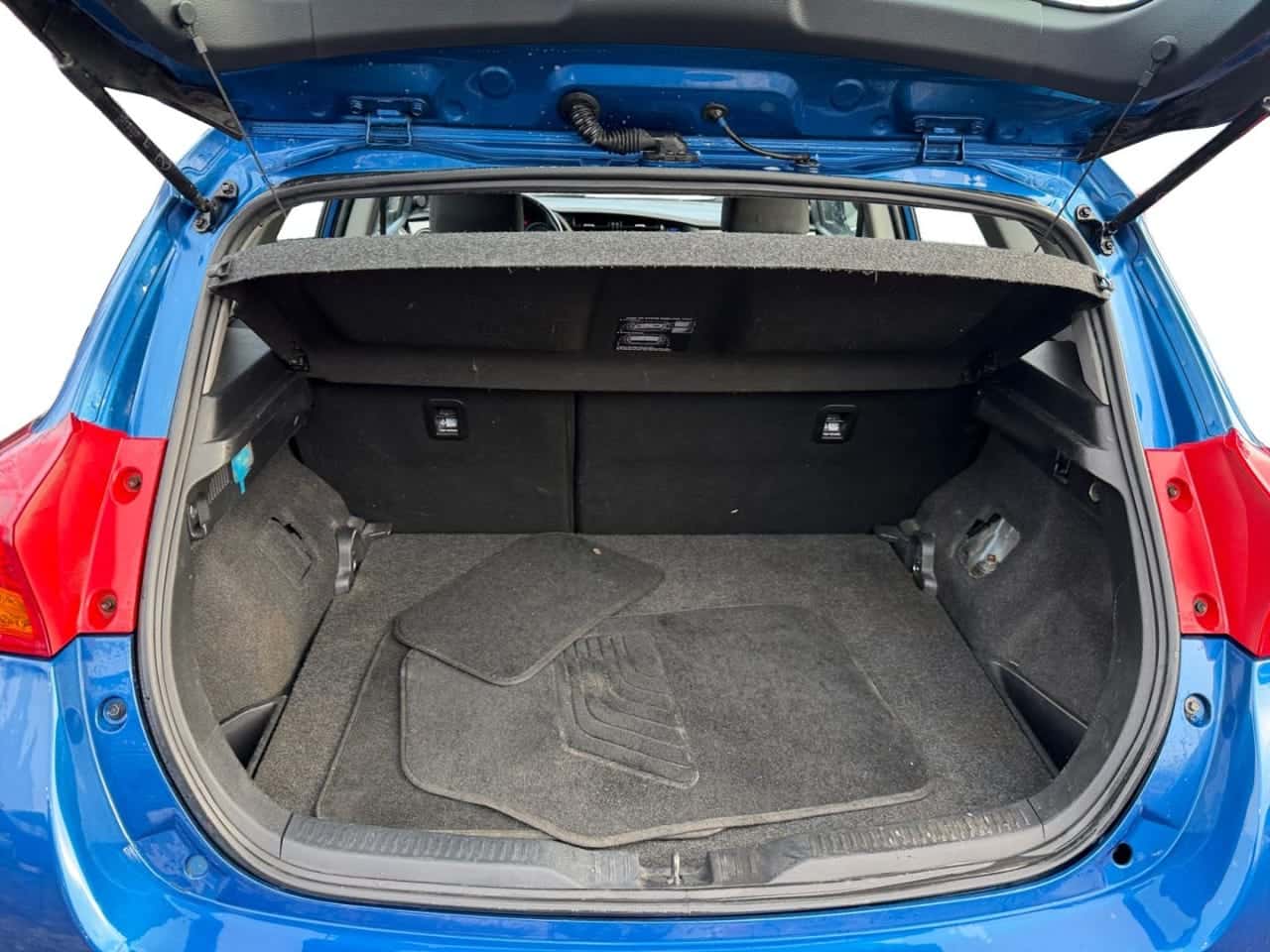 Toyota Auris 1.4 90D Business — foto 17 de 24