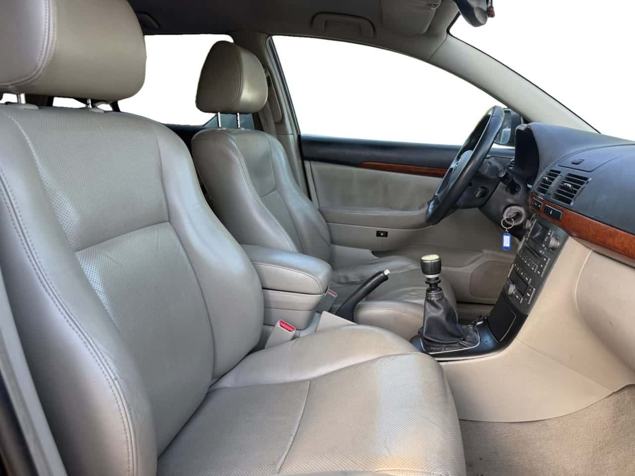 Toyota Avensis 2.2 D4D Executive Wagon — foto 17 de 18