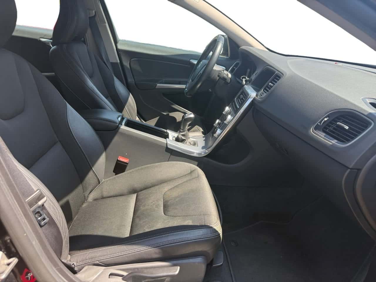 Volvo V60 2.0 D2 Momentum — foto 18 de 25