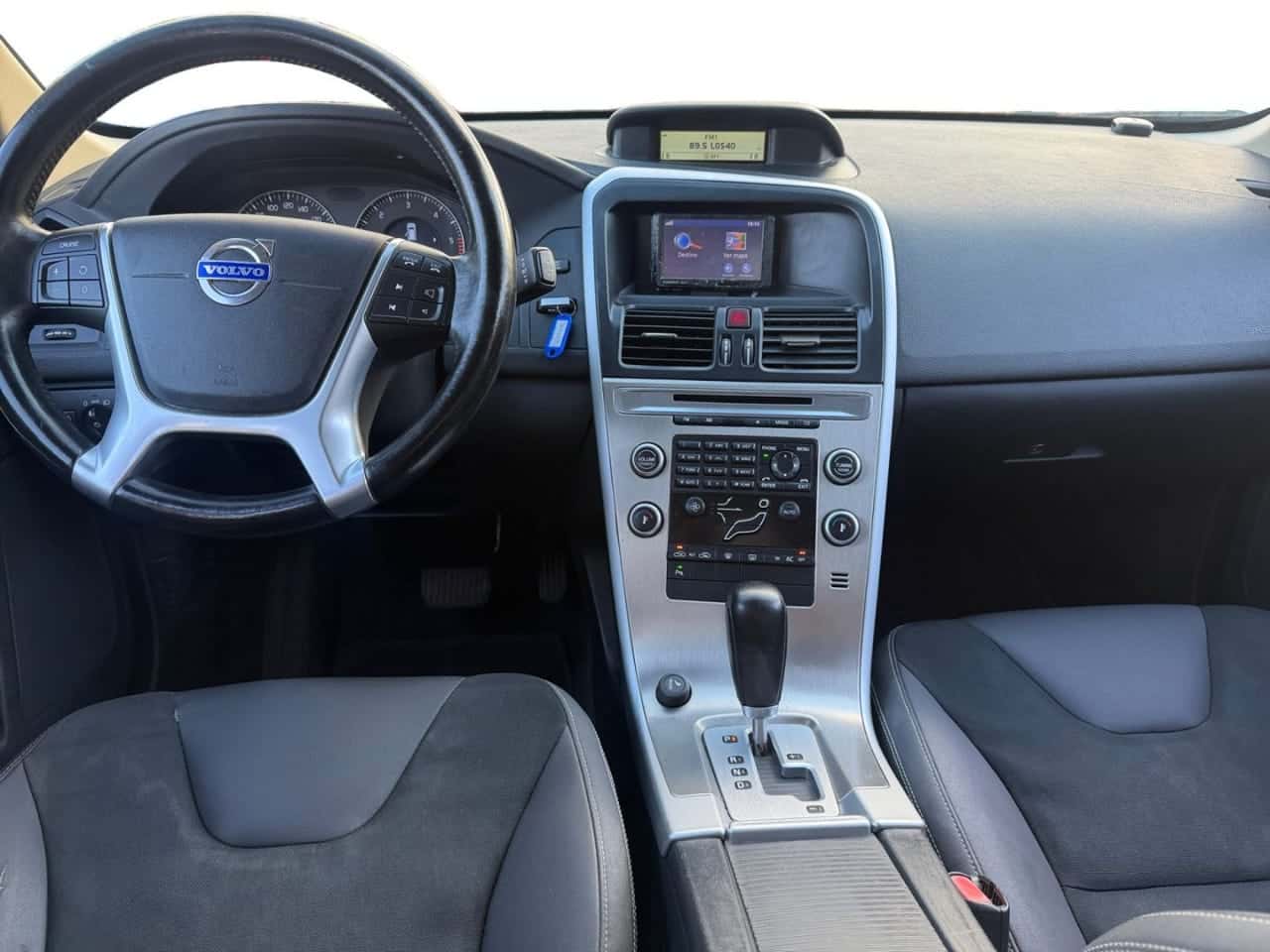 Volvo XC60 2.4D AWD Kinetic — foto 12 de 21