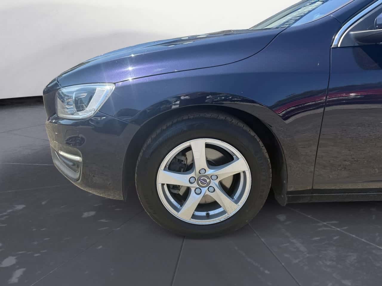 Volvo V60 2.0 D2 Momentum — foto 9 de 25