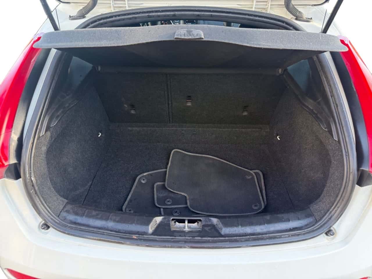 Volvo V40 1.6 D2 RDesign Momentum — foto 17 de 24