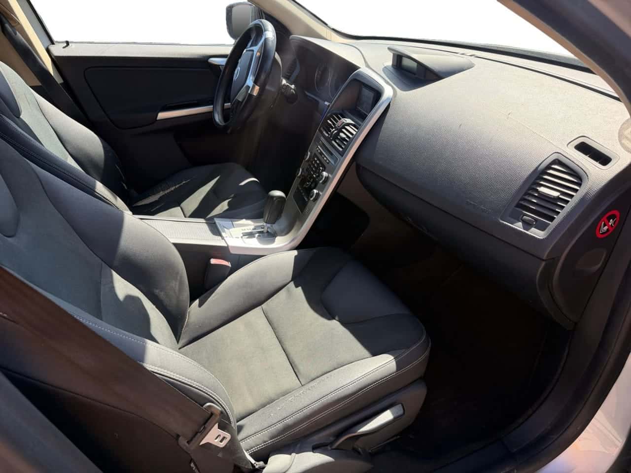 Volvo XC60 2.4D AWD Kinetic — foto 19 de 21