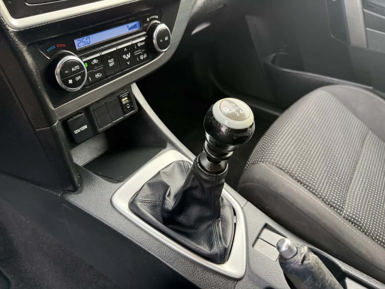 Toyota Auris 1.4 90D Business — foto 9 de 24